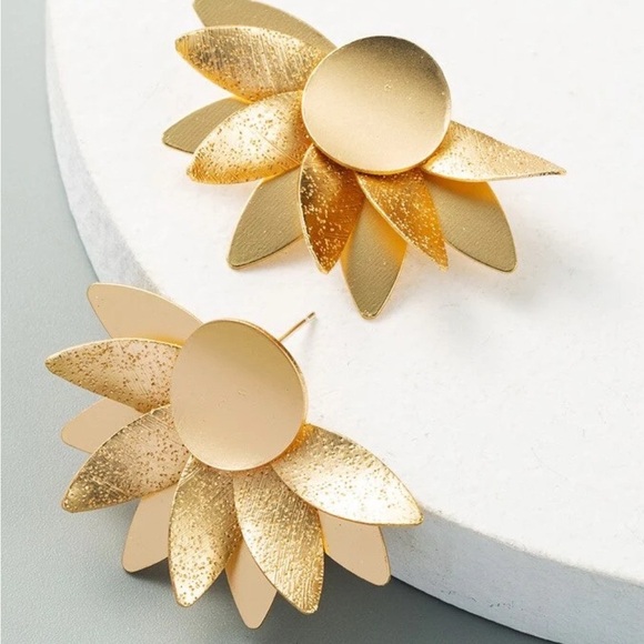 2/$30🌵 Gold Flower Petal Earrings Bohemian Sun Floral Sunburst Celestial NEW - Picture 9 of 13